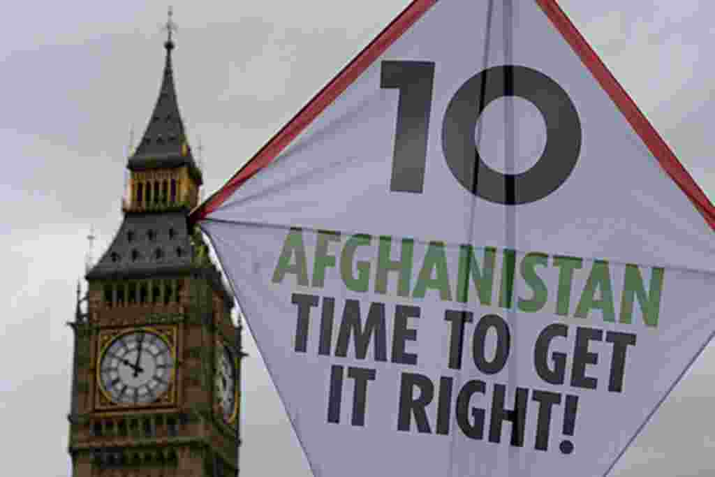 Una cometa gigante en Londres protesta contra el décimo aniversario de la intervención militar en Afganistán.