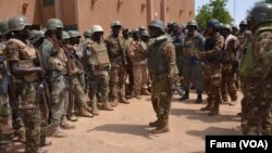 Le ministre de la Défense avec les forces spéciales du pays à Boulkessy, le 7 octobre 2019. (VOA/FAMA) 