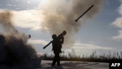 지난해 12월 루간스크 북부에서 정부군이 훈련 도중 대공미사일을 발사하고 있다. (자료사진)