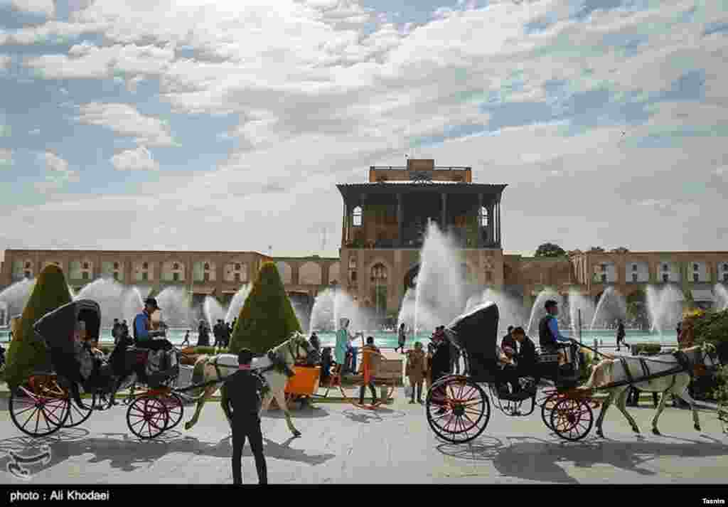 مسافران نوروزی در میدان نقش جهان اصفهان عکس: علی خدایی