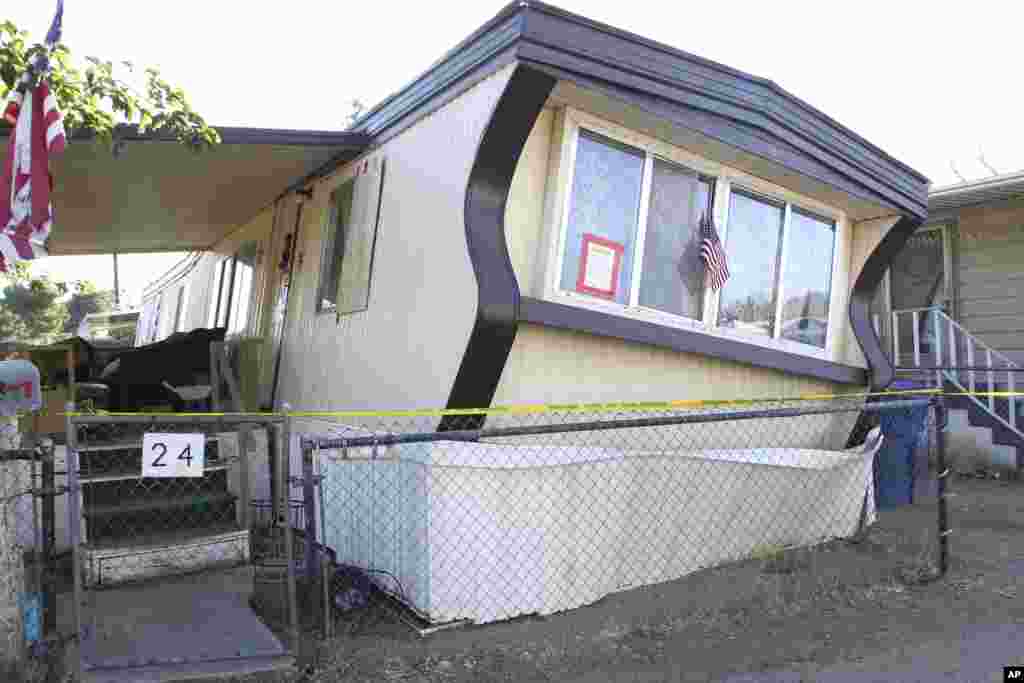 Uma casa em Ridgcrest danificada depois do terramoto de magnitude 7.1 que atingiu o sul da Califórnia nos dias 4 e 5 de Julho