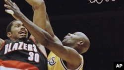 Jerome Kersey, à droite, tente de bloquer Rasheed Wallace de Lakers de Los Angeles au cours d'un match de playoffs de la NBA, le 25 avril1997 à Inglewood, Calif. (AP Photo/Mark J. Terrill)