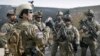 EE.UU. cede a afganos control de base militar
