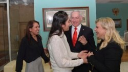 Naama Issachar, centro, y su madre Yaffa se reúnen con el primer ministro israelí Benjamin Netanyahu y su esposa Sara en Moscú, Rusia, después de que fuera indultada por el presidente Vladimir Putin.