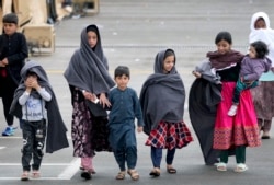 Anak-anak Afghanistan berjalan-jalan pada 30 Agustus 2021. (Foto: AP/Matthias Schrader)