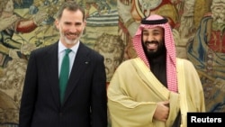 Saudi Arabia's Crown Prince Mohammed bin Salman laughs with Spain's King Felipe at the Zarzuela Palace outside Madrid, Spain, Apr. 12, 2018. 