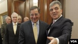 Presiden Turki Abdullah Gul (kanan) menyambut Menhan AS Leon Panetta sebelum pembicaraan di Ankara (16/12).