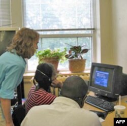 纳什维尔人看电脑