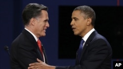 အေမရိကန္သမၼတေလာင္းေတြျဖစ္တဲ့ Mitt Romney (ဝဲ) နဲ႔ သမၼတ Obama (ယာ)။ ေအာက္တိုဘာ ၃ ရက္ ပထမေက်ာ့ စကားစစ္ထုိးပဲြအၿပီး ႏႈတ္ဆက္ေနစဥ္။