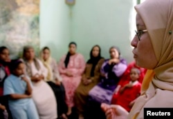   File - A counselor talks to a group of women to convince them that they should not submit their daughters to female genital mutilation in Minia, Egypt, June 13, 2006. 