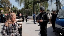 테러가 발생한 튀니지 튀니스 국립박물관 앞에서 19일 경찰이 경계근무를 서고 있다.