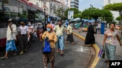 ရန္ကုန္ၿမိဳ႕ရွိ ဘတ္စ္ကားဂိတ္တခုတြင္ ေတြ႔ရတဲ့ လူတခ်ိဳ႕ (ေမ ၁၄၊ ၂၀၂၀)