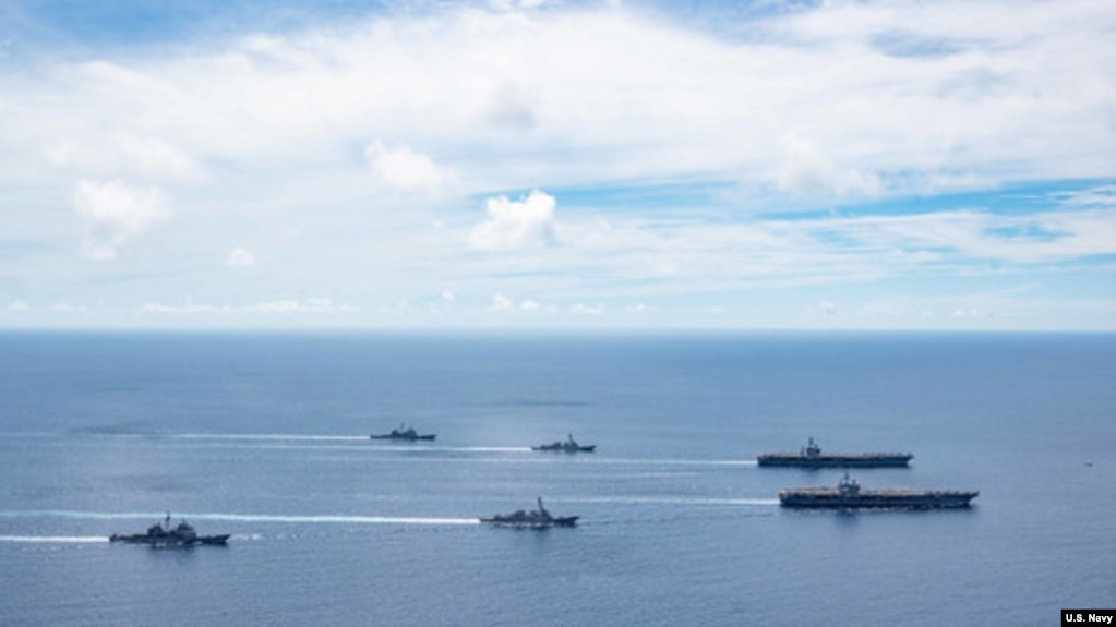 美国海军的尼米兹号和里根号航空母舰组成的双航母战斗群7月6日在南中国海航行。（美国海军提供）(photo:VOA)
