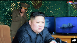 북한 김정은 국무위원장이 4일 화력타격훈련을 참관하고 있다. (조선중앙통신 보도)