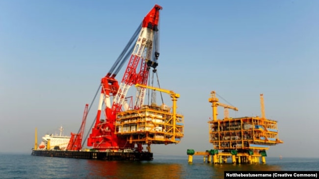 Lam Kình là tàu cẩu lớn nhất trên thế giới của Trung Quốc, chuyên làm nhiệm vụ cẩu và đặt những thiết bị rất nặng như các giàn khoan dầu khí.