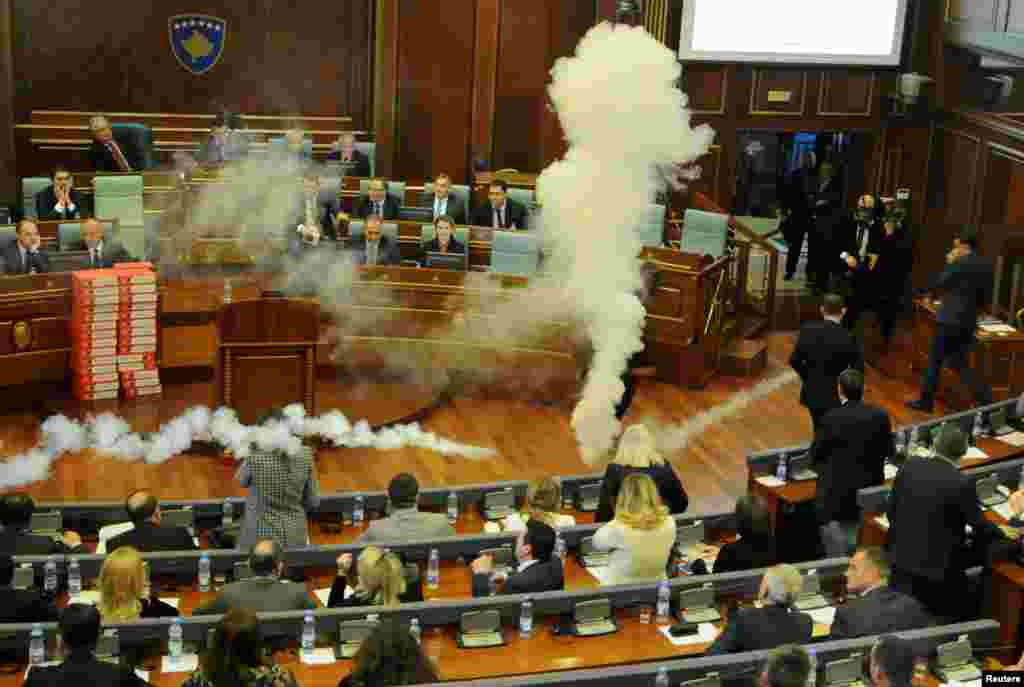 코소보 프리슈티나의 의회에서 야당의원들이 최루탄을 터뜨려 의사진행을 방해하고 있다.