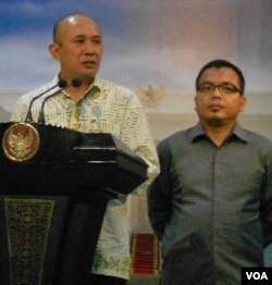 Sekjen Transparency International Indonesia Teten Masduki dan Wamenkumham Denny Indrayana (kanan) memberikan keterangan seusai dialog dengan Presiden Yudhoyono.