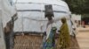 Des femmes marchent dans le camp de déplacés d'El-Miskin à Maiduguri au Nigeria le 20 août 2020.