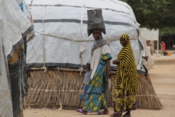 Deslocados de guerra no Niger encontram abrigo em Maiduguri, na Nigéria