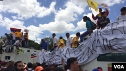 Con gigantescos carteles que dicen entre otras cosas “Unidos sí se puede”, los venezolanos salieron a las calles. 1 de abril de 2017. Foto: Álvaro Algarra / VOA.