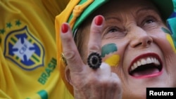 برازیل اور میکسیکو کے درمیاں فٹ بال ورلڈ کپ میں گول ہونے پر ایک فین کی جانب سے خوشی کا اظہار۔ 2 جولائی 2018