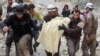 Des membres de la défense civile syrienne, connus sous le nom de Casques blancs, retirent une victime des décombres d'un bâtiment détruit suite à une attaque aérienne à Idlib, Syrie, 15 mars 2017