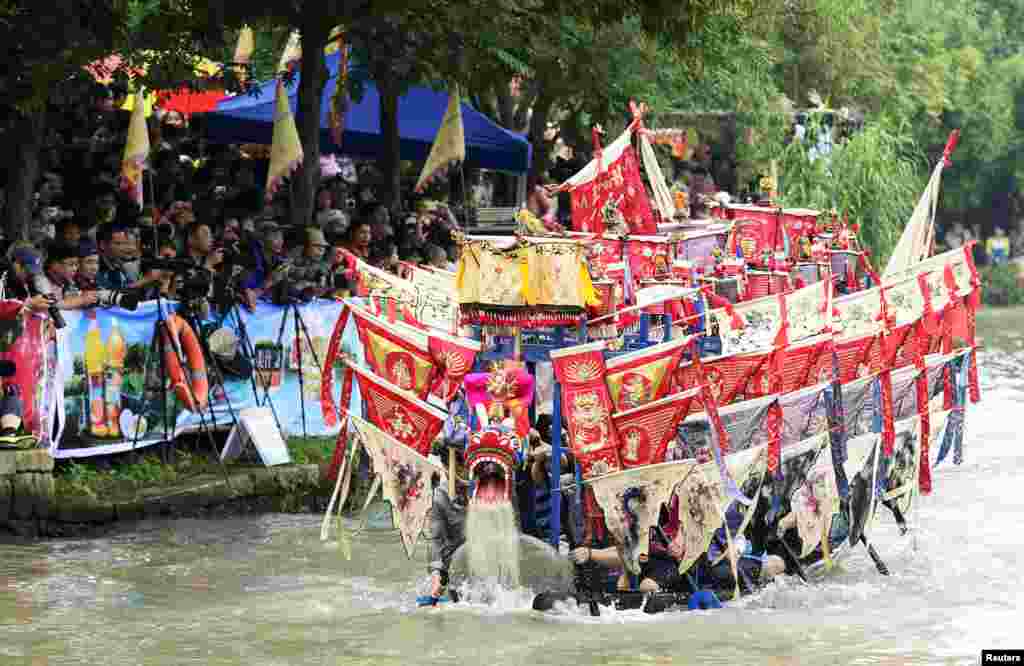 جشنواره قایق اژدها در چین. جشنواره امسال یاد &laquo;کو یوان&raquo; شاعر وطن پرست چین باستان را گرامی می دارد که در اعتراض به فساد دولتی عصر خود، خودش را در رودخانه غرق کرد.&nbsp;