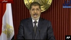 6일 텔레비전 연설 중인 무함마드 무르시 이집트 대통령.