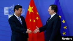 Chủ tịch Ủy ban Liên minh châu Âu Jose Manuel Barroso tiếp Chủ tịch Trung Quốc Tập Cận Bình (trái) tại trụ sở Ủy ban ở Brussels, 31/3/14