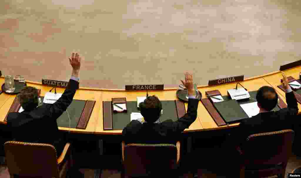 Para anggota Dewan Keamanan Perserikatan Bangsa-Bangsa melakukan pemungutan suara untuk memberlakukan sanksi yang lebih keras untuk Korea Utara di markas PBB di New York (7/3).