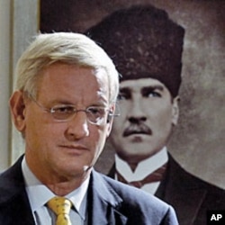 Sweden's Foreign Minister Carl Bildt attends a news conference in Ankara, Turkey, on October 16, 2011