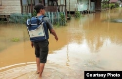 Petugas BPS di Kabupaten Gunung Mas, Kalimantan Tengah di tengah banjir. (Foto: Humas BPS)