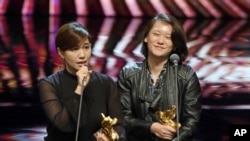 在台灣台北舉行的第55屆金馬獎典禮上，台灣導演傅榆（左）以《我們的青春，在台灣》獲最佳紀錄片獎，發表獲獎感言（2018年11月17日）。）