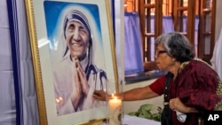 Seorang perempuan Katolik India mendoakan mendiang ibu Teresa pada peringatan 17 tahun meninggalnya di Kolkata, India (foto: dok).