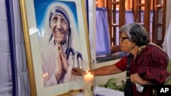 Một phụ nữ Công giáo Ấn Độ đến cầu nguyện với Mẹ Teresa tại nhà dòng Thừa Sai Bác Ái ở Kolkata, Ấn Độ, ngày 5/9/2014.