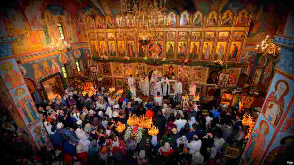 Рождественская литургия в соборе святого Иоанна Предтечи.Причастие