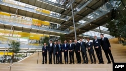 Le président suisse Johann Schneider-Ammann (5ème) et le président portugais Marcelo Rebelo de Sousa (6ème) posent avec des fonctionnaires lors d'une visite au Campus Biotech à Genève le 17 octobre 2016.