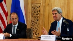 Menlu AS John Kerry (kanan) dan Menlu Rusia Sergei Lavrov berbicara kepada media mengenai perkembangan di Suriah, di sela-sela KTT APEC di Bali hari Senin (7/10). 