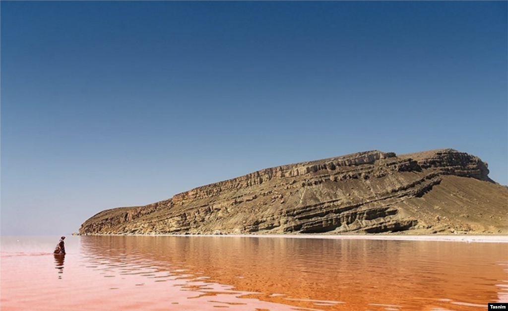 قرمز شدن آب دریاچه ارومیه عکس: عرفان کوچاری 