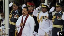 Presiden Srilanka Mahinda Rajapaksa (depan) didampingi para kepala staf militer Srilanka dalam perayaan HUT ke-3 Kemerdekaan Srilanka atas pemberontak Macan Tamil di Colombo (19/5).