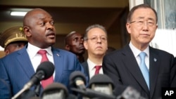 联合国秘书长潘基文（右）和布隆迪总统皮埃尔·恩库伦齐扎（左）共同出席联合新闻发布会并发表演讲（2016年2月23日）