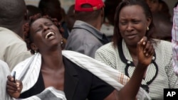 Seraong perempuan menangis di rumah duka Chiromo, Nairobi, setelah melihat jenazah kerabatnya yang tewas dalam serangan di Universitas di Kenya (2/4). 