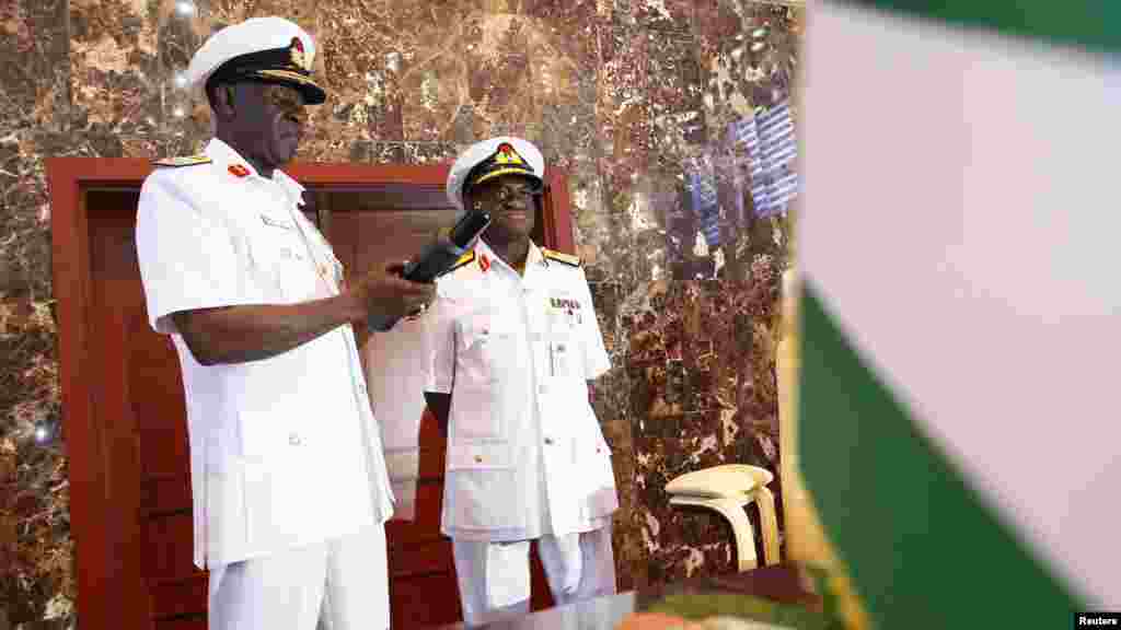 Sabon Hafsin sojojin ruwa, Rear Admiral Usman O. Jibrin a lokacin da yake karbar na’urar hangen nesa daga hannun Vice Admiral Dele Joseph Ezeoba, a lokacin bukin karbar shugabanci a shedkwartar Tsaron Kasa a birnin Abuja, Junairu 20, 2014.