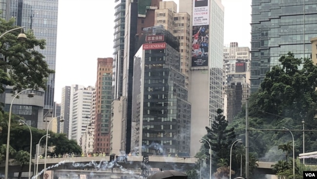 香港警方10月6日下午4點左右在警察總部施放多次催淚彈驅散示威者。(攝影: 美國之音湯惠芸)