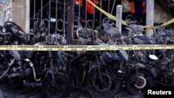 Sepeda motor terbakar akibat ledakan bom di salah satu gereja di Surabaya.