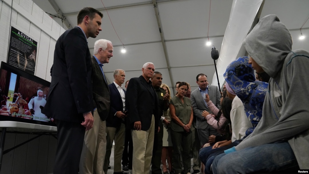 Potpredsednik Pens razgovara sa mladima koji traže azil u Americi, u mestu Dona u Teksasu, 12. jula 2019.