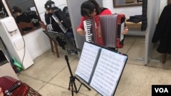 지난 3일 서울 강남구의 통일길벗협회 사무실에서 가진 아코디언 동호회 모임에서 탈북민들이 연주하고 있다.