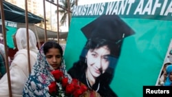 پاکستان شہری عافیہ صدیقی افغانستان میں امریکی فوج پر حملے کے الزام میں 2003 سے امریکہ کی قید میں ہیں۔