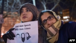 Phụ nữ ở Washington tham gia đêm đốt nến cho 3 người Hồi giáo bị bắn chết ở Chapel Hill, North Carolina, 12/2/15