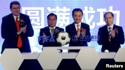 (L-R) FIFA Marketing Director Thierry Weil, FIFA Vice-President David Chung, the chairman of Dalian Wanda Group in China Wang Jianlin and the first vice president of the Football Association of the People's Republic of China Zhang Jian attend an event announcing strategic partnership between Wanda Group and FIFA in Beijing March 21, 2016. REUTERS/Damir Sagolj